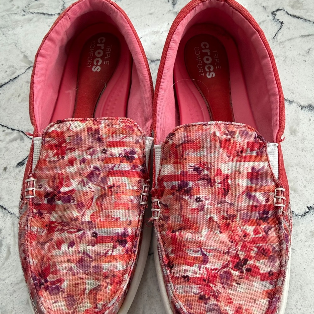 CROCS Women's WALU 11  Floral Loafers - Pink and Red - sz 6 fit smaller -